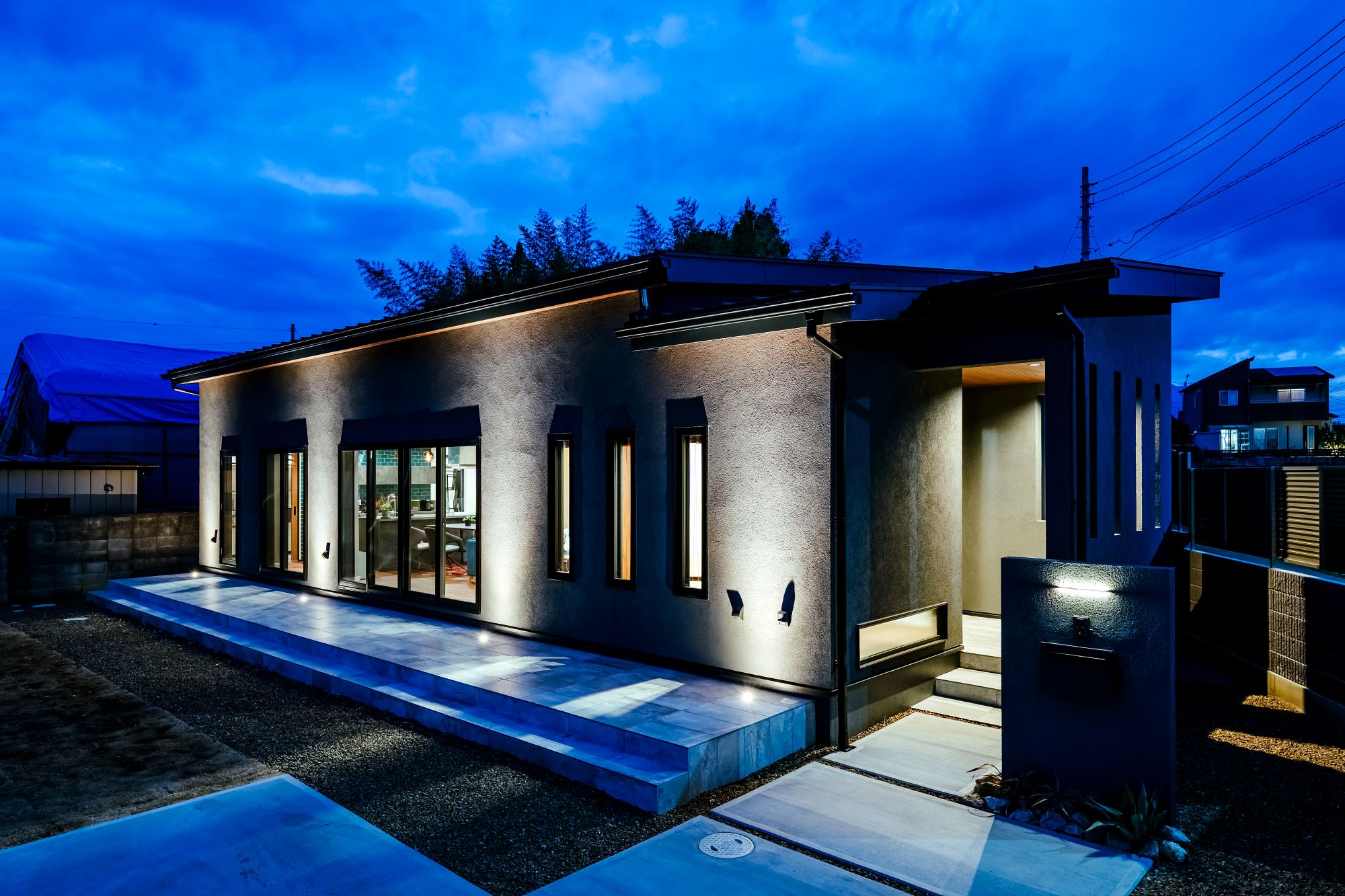 視線が交わる中二階ワークスペースと造作家具のある平屋